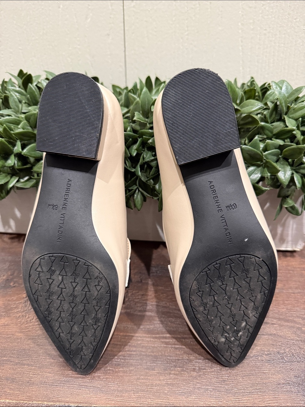 Adrienne Vittadini Cream Pointed Toe Pauletta Flats w Black Bow Accent NWOT 6.5 - Picture 5 of 6